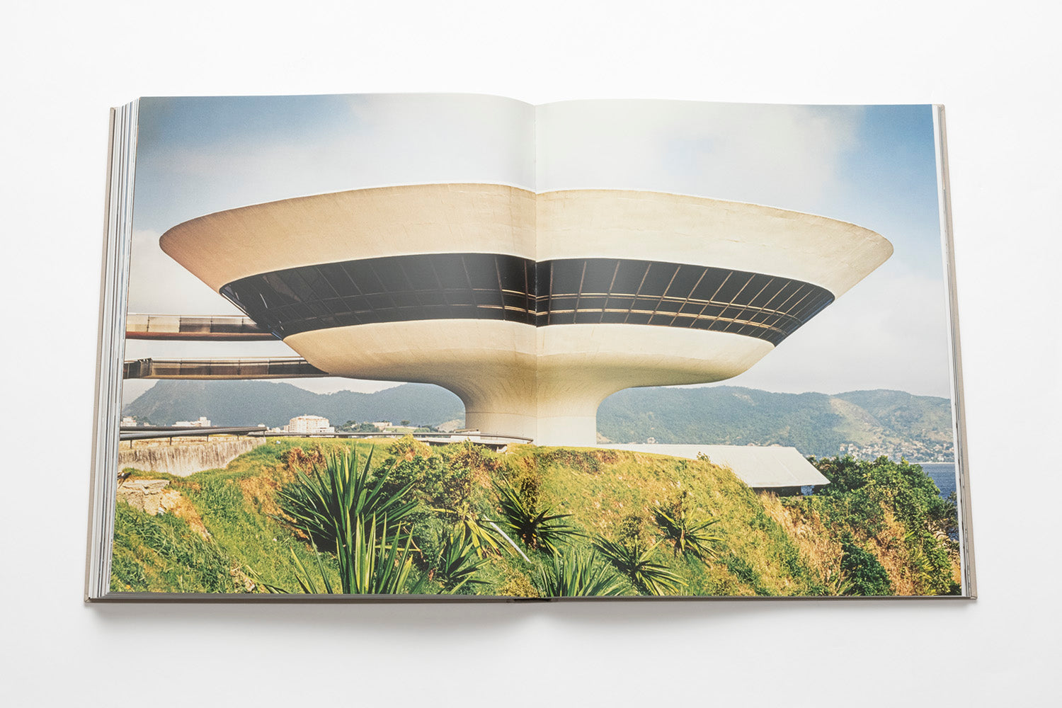 洋書 Oscar Niemeyer by Steno Paoletti 洋書 Oscar Niemeyer by Steno Paoletti Oscar Niemeyer